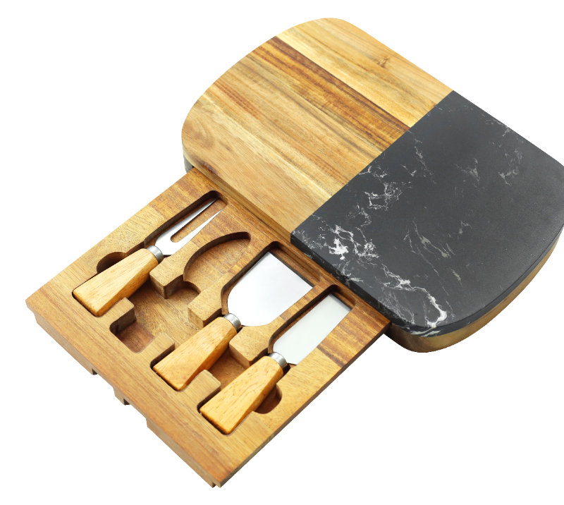 Ensemble de 5&nbsp;couteaux &agrave; fromage en bois de ch&ecirc;ne et planche &agrave; fromage HS4267
