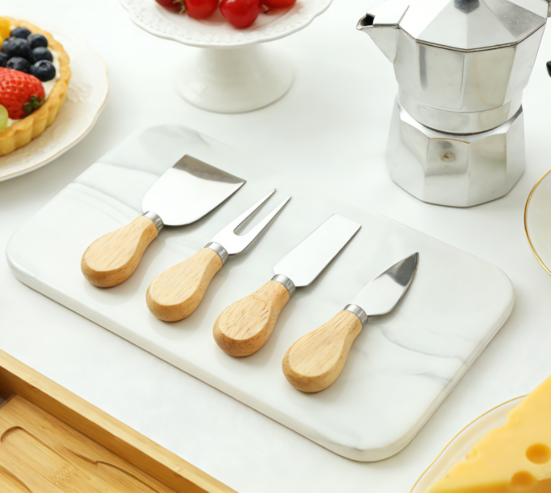 HS4114&nbsp;Ensemble de 5&nbsp;couteaux &agrave; fromage en bois de ch&ecirc;ne et planche &agrave; fromage