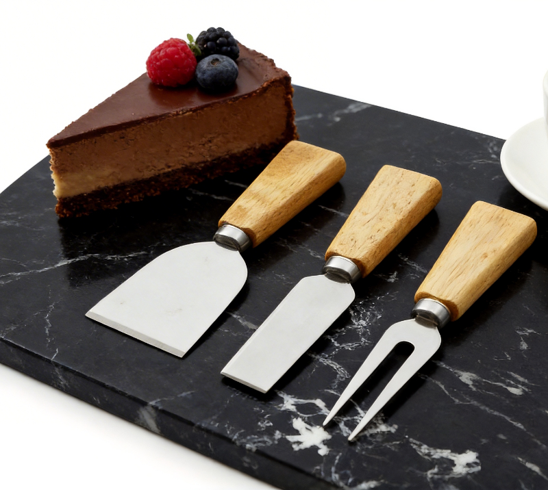 Ensemble de 5&nbsp;couteaux &agrave; fromage en bois de ch&ecirc;ne et planche &agrave; fromage HS4267