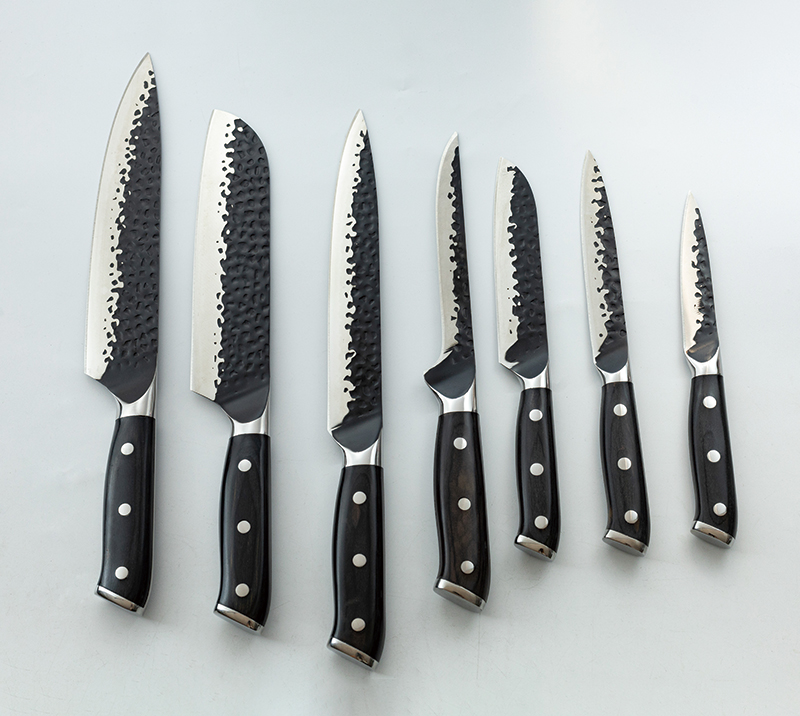 Ensemble de 7&nbsp;couteaux japonais forg&eacute;s HS2003 avec manche en bois de Pakka