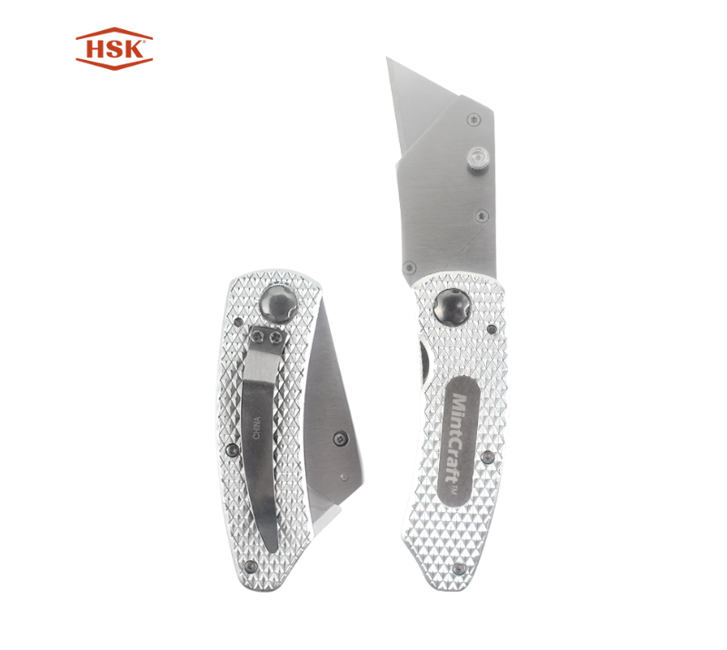 Couteau utilitaire pliant textur&eacute; enti&egrave;rement en m&eacute;tal&nbsp;K103